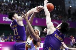 开云体育官网-比赛中球员们团结一心取得胜利