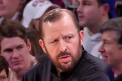 开云体育下载-水晶巴克队员全力冲刺，为球队夺得胜利