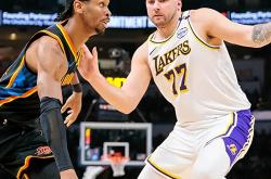 开云体育登录-湖人大胜太空人，詹皇狂砍三双