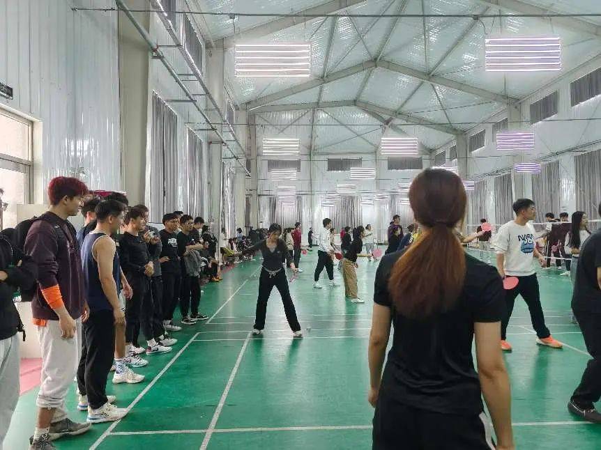 嘉许球员精湛技艺，比赛中创造战斗神话