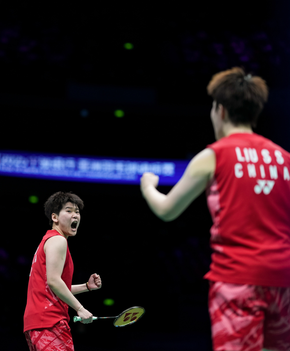 关于羽毛球选手技术更上一层楼，夺得冠军的信息