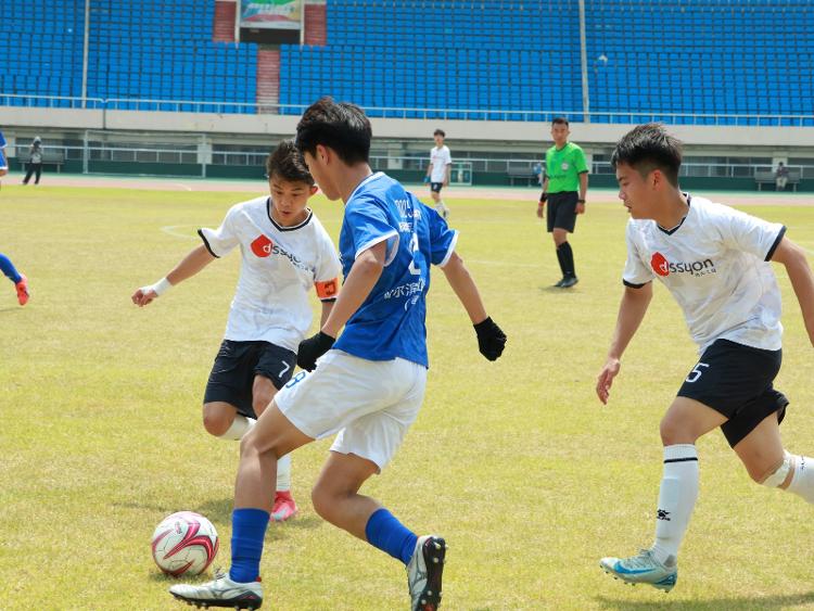 国内足球职业联赛掀起一番热闹