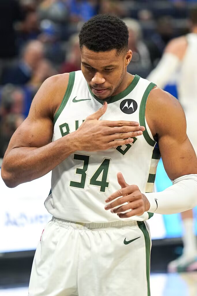 关于雄鹿大胜鹈鹕，字母哥砍下30+10的信息